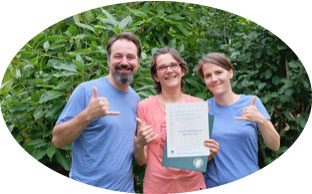 Françoise LRSA entourée de Matthew Thie et Juliette Marret lors de la remise des diplomes de TFH, Touch For Health en Californie avant son retour en Vendée