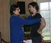 Tests musculaire lors d'une séance de Touch For Health par Françoise de La Roche en Vendée. La santé par le toucher est un chemin vers le bien-être