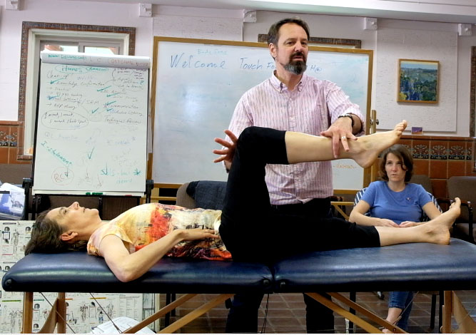 Matthew Thie réalise un test musculaire de Touch For Health. Le maître apprend aux élèves à devenir de bon Toucheur. Séance sans stress ni douleur