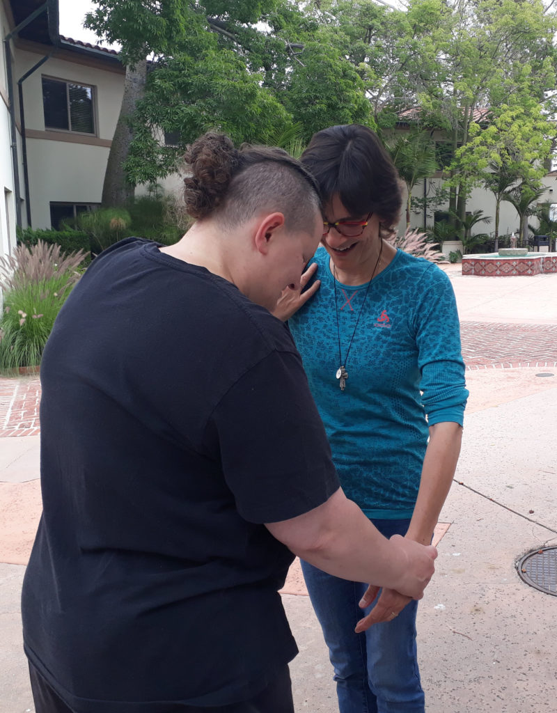 Entrainement séance Touch For Health en Californie. Test musculaire debout dans le respect pour plus de bien-être.