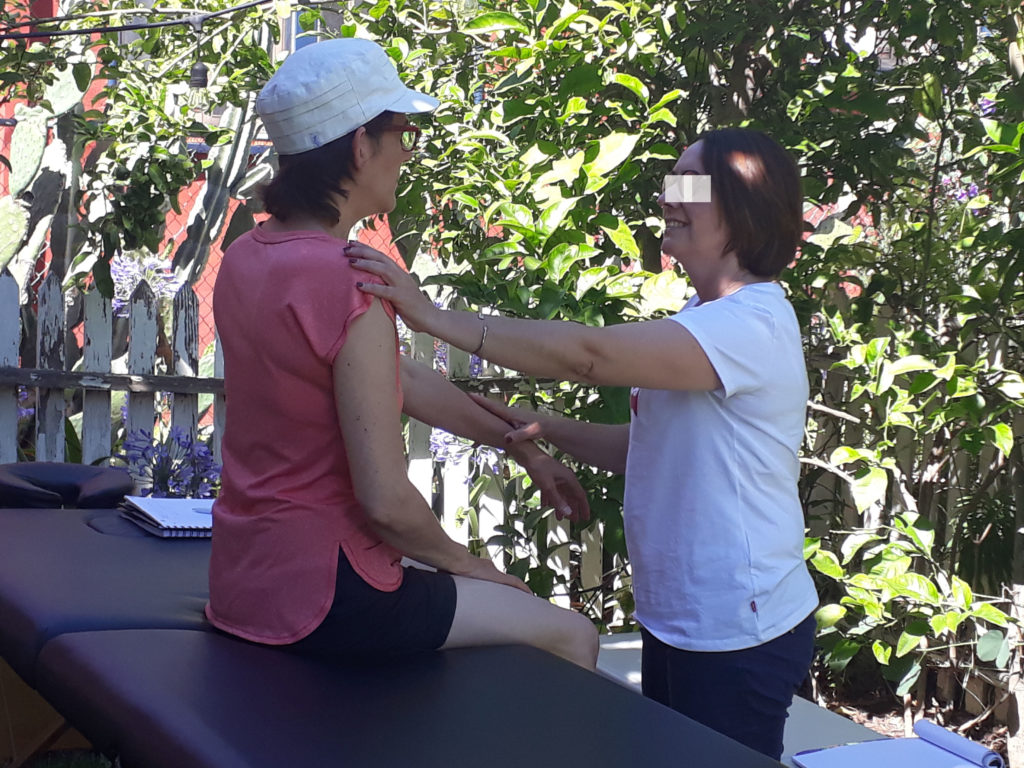 Test musculaire lors d'une séance de Touch For Health avec Françoise de la Roche Saint André qui pratique en Vendée