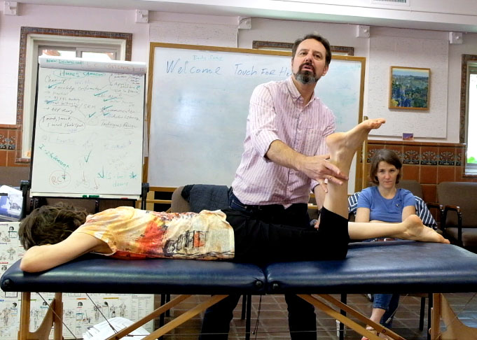 Matthew Thie réalise un test musculaire de Touch For Health. Le maître apprend aux élèves dont Françoise de La Roche à devenir de bon Toucheur. Séance sans stress ni douleur